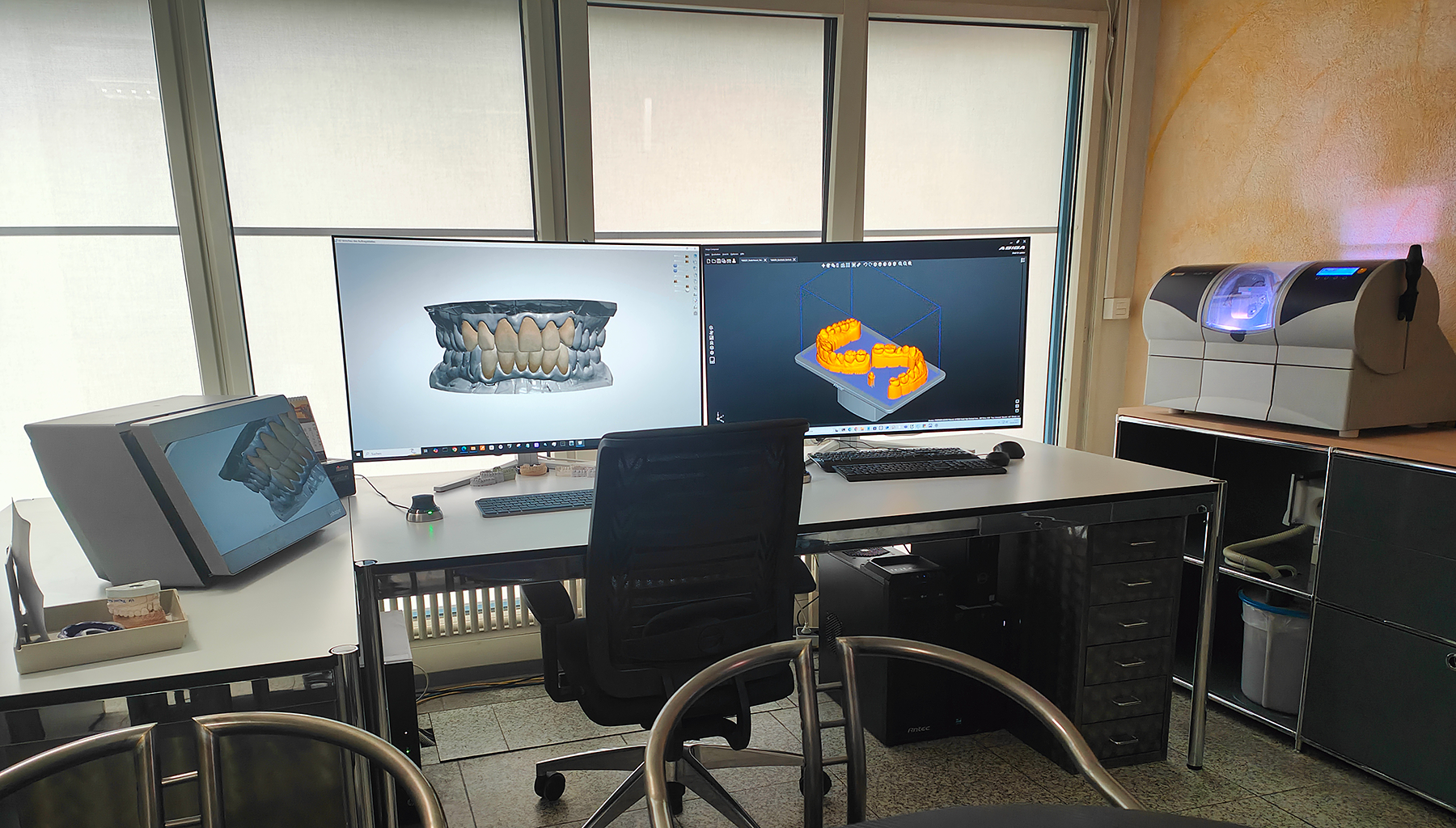 Bildschirme im gegen fenster_1800x1024_72px